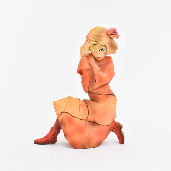 Skulptur 'Kniendes Mädchen in orange-rotem'