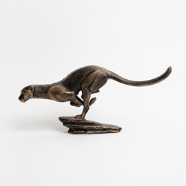 Gusseiserne Skulptur eines laufenden Pumas