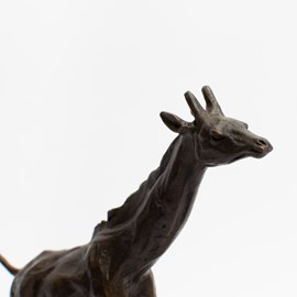 Bronzeskulptur Giraffe im Galopp