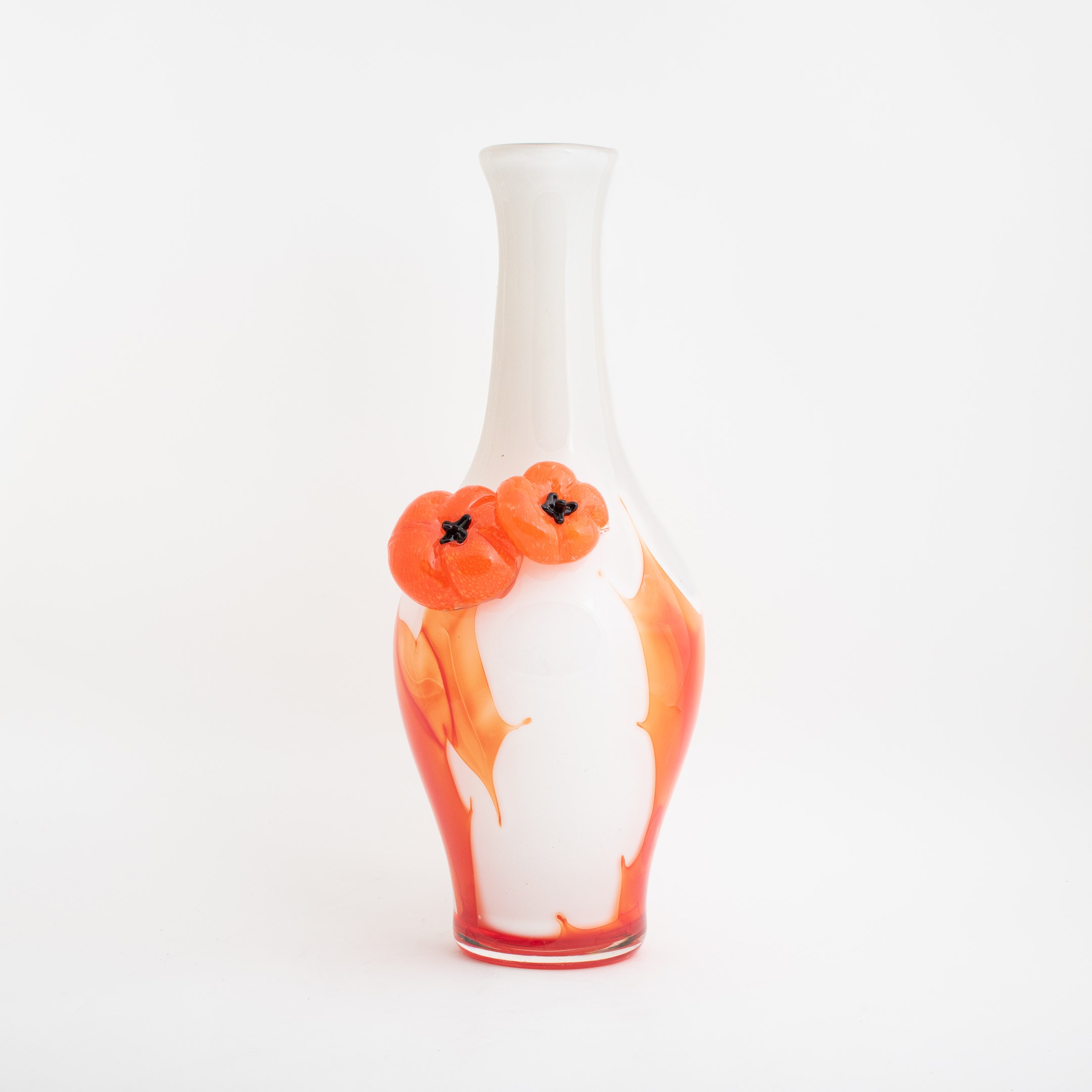 Weiße Glasvase mit orangeroten Tomaten