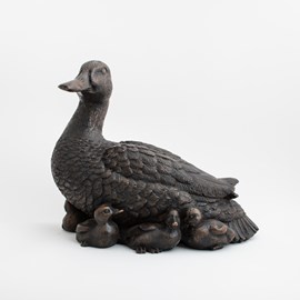 Bronzeskulptur Ente mit Küken
