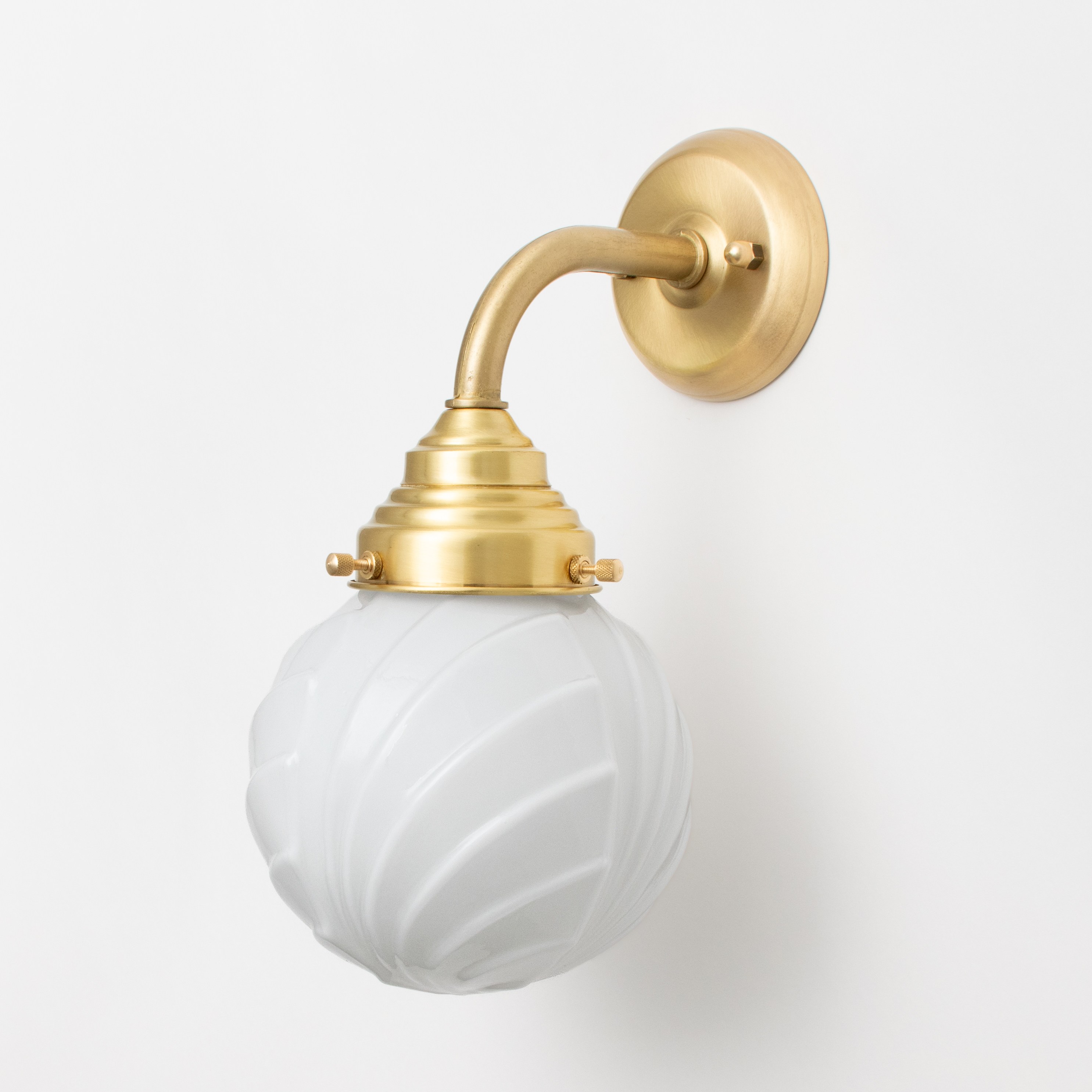 Wandleuchte Swingbulb Curve Messing