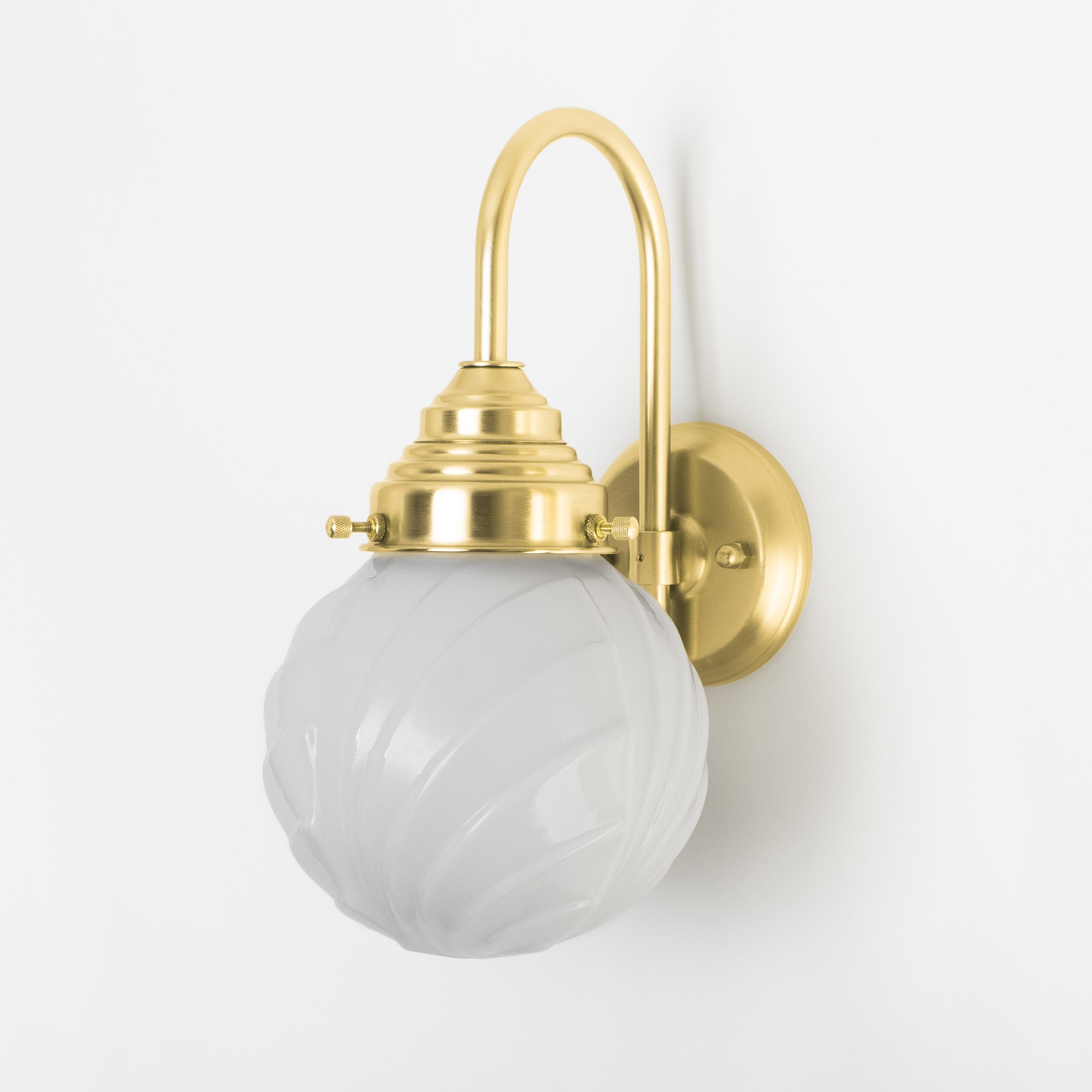 Wandleuchte Swingbulb Meander Messing