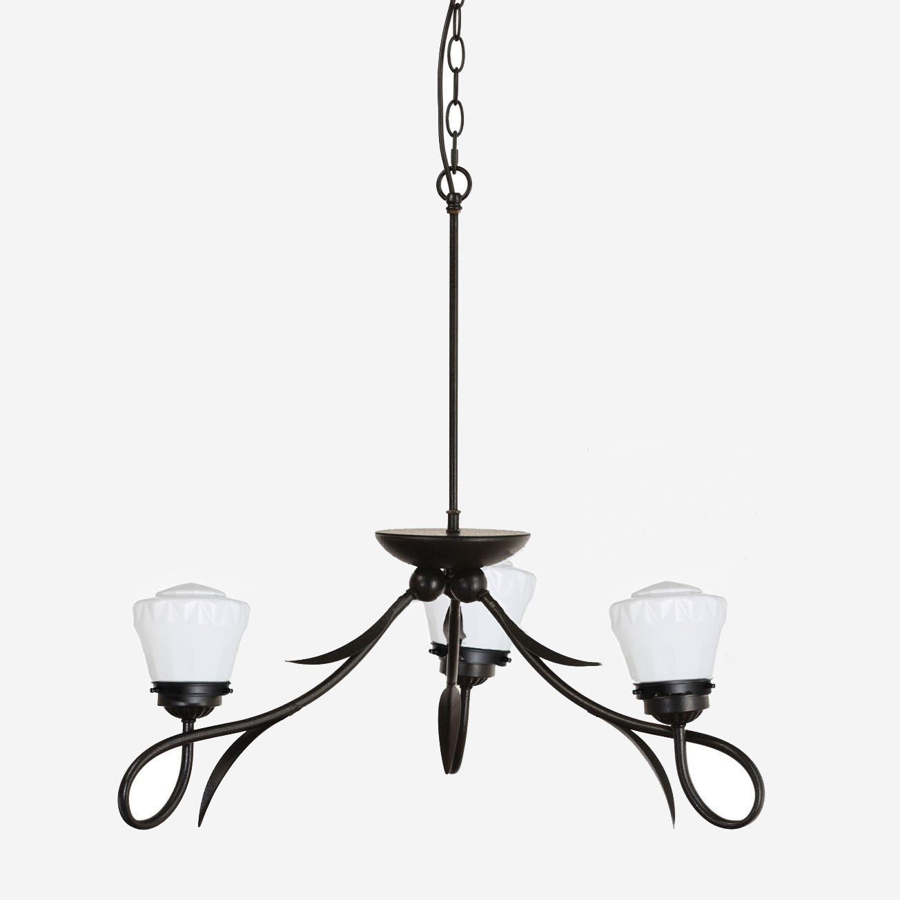 Hübscher Kronleuchter mit 3 Lichtern und Glasschirmen 