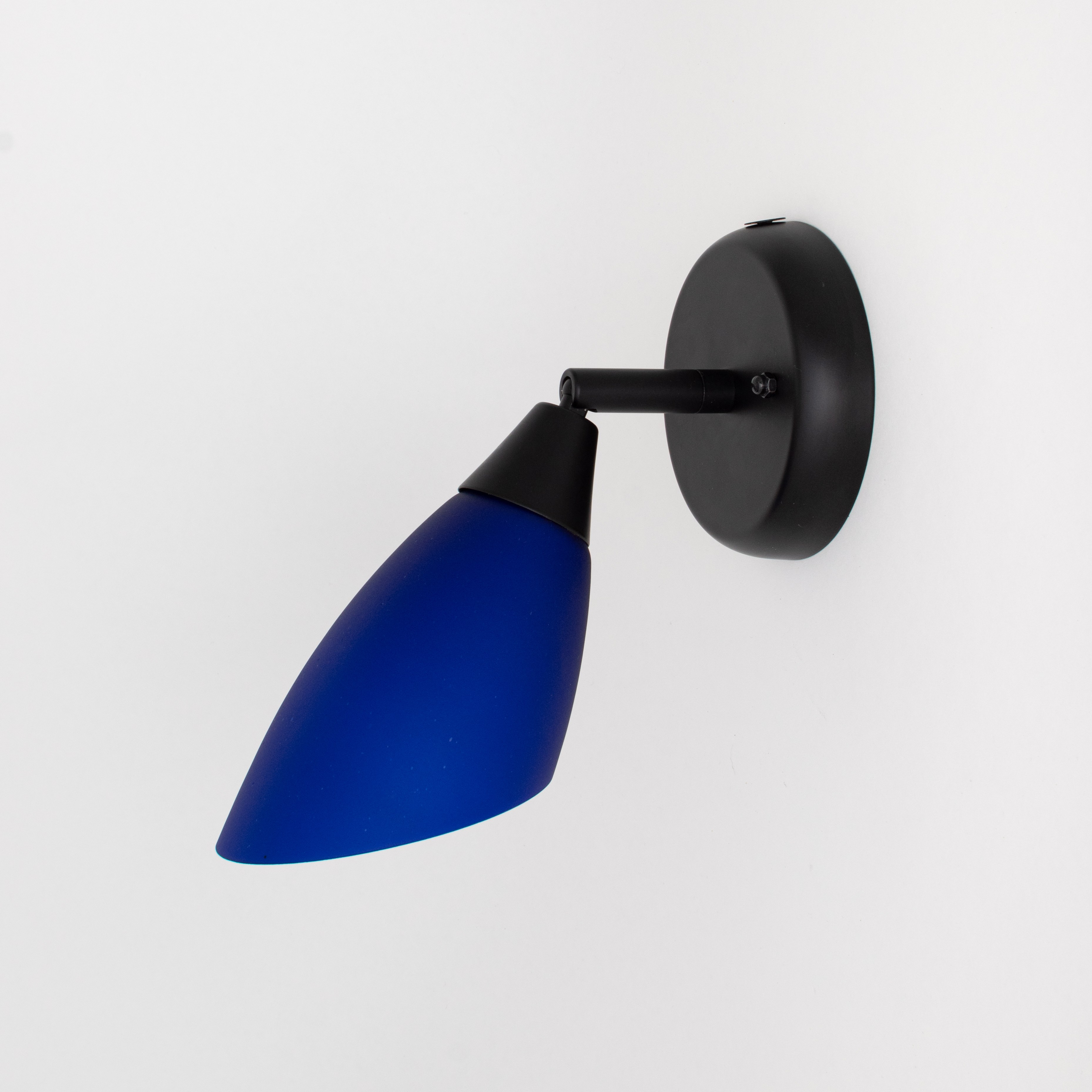Schwarzer Wandstrahler mit Scharnier und blauem Glasschirm