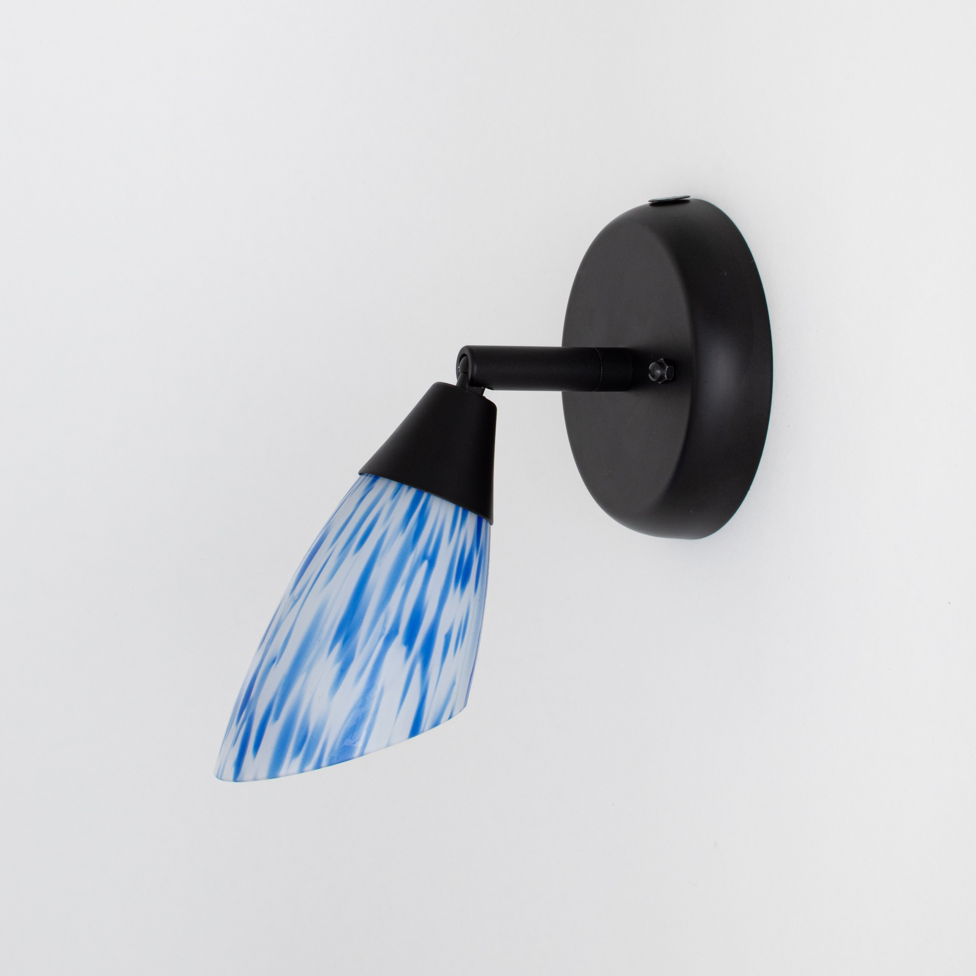 Schwarzer Wandstrahler mit Scharnier und blau gepunktetem Glasschirm