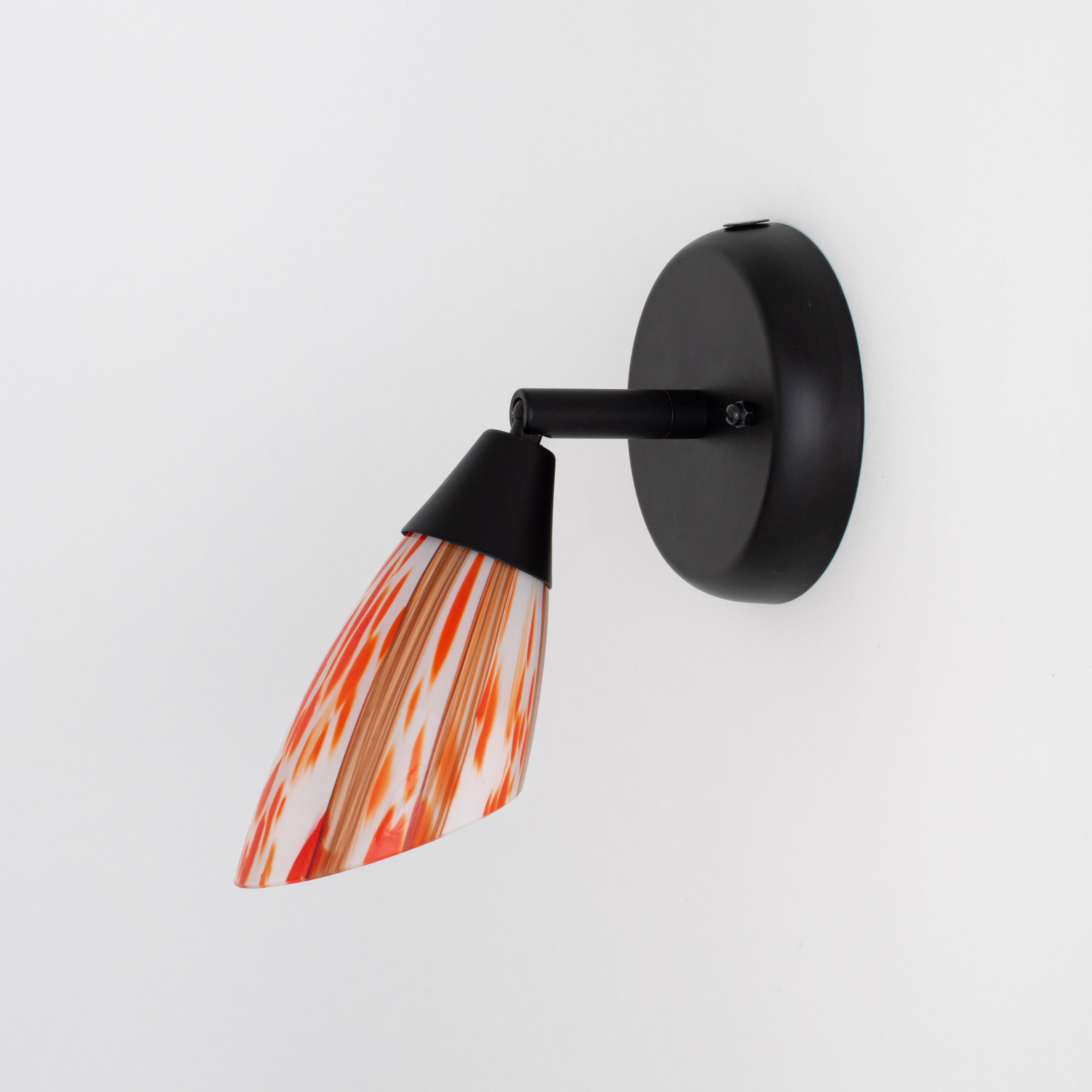 Schwarzer Wandstrahler mit Scharnier und rot meliertem Glasschirm