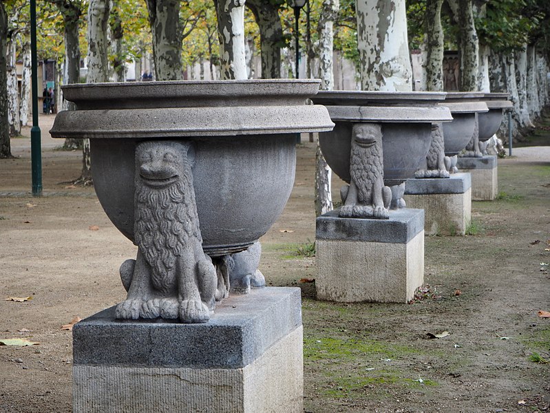 Eine Statuenreihe auf dem Platanenhain. Bild: Wikipedia